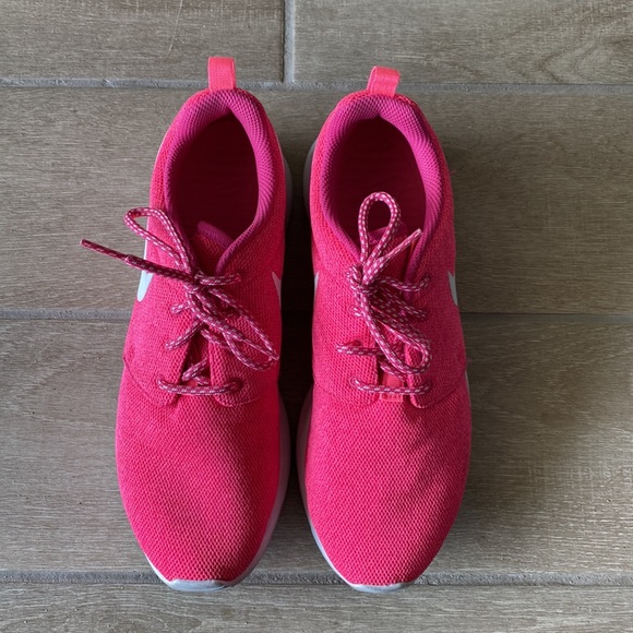 Nike Hot Pink Roshe Sneakers Size: 9 - Picture 2 of 7